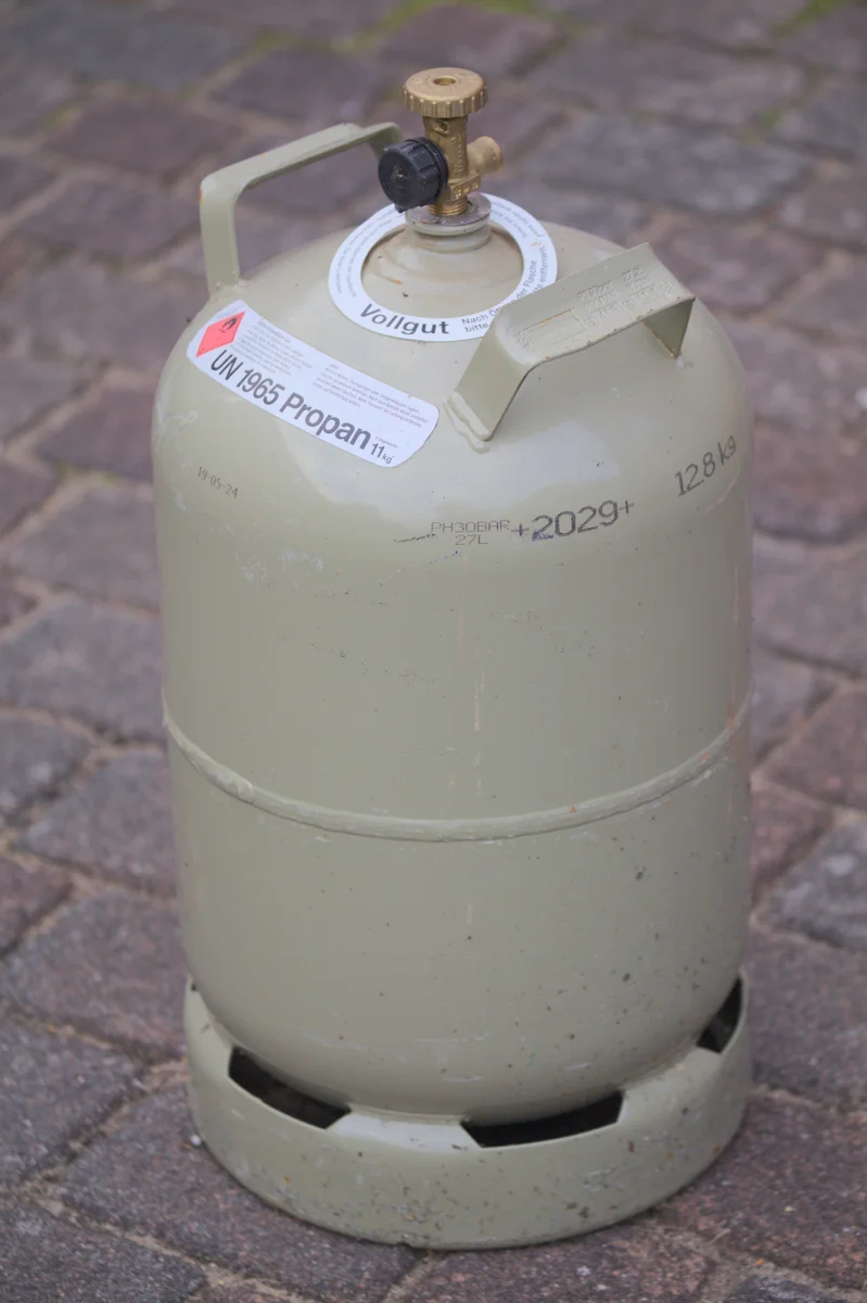 11-kg-Propangasflasche mit Ventil und Kennzeichnung